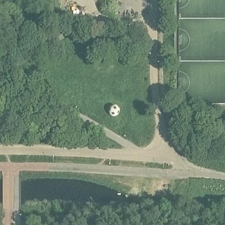 luchtfoto van een hele grote voetbal